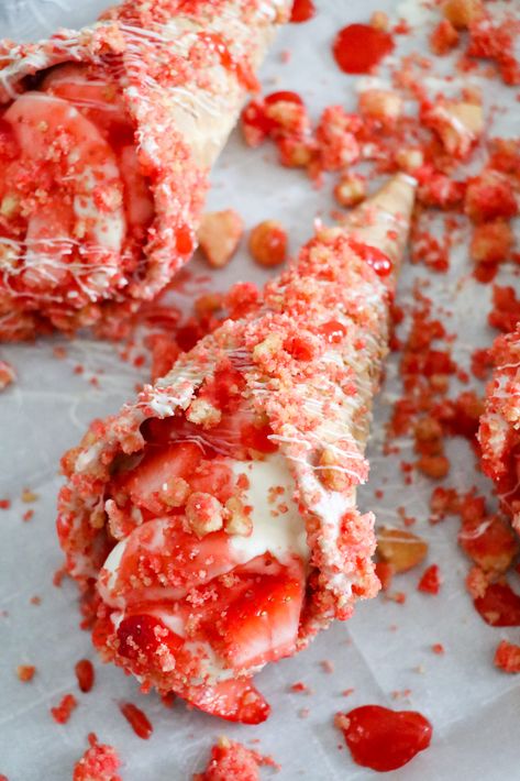 Strawberry Cream Mini Pies, Strawberry Crunch Cheesecake Fruit Salad, Strawberry Cones Desserts, Waffle Cheesecake Cones, Waffle Cone Breakfast Ideas, Waffle Cone Filling Ideas, Fan Favorite Desserts, Strawberry Crunch French Toast, No Bake Cheesecake Cones