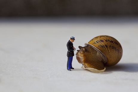 Jean-Joseph Renucci.  "Je vous assure que vous alliez trop lentement." (I assure you you're going too slow.) Gullivers Travels, Tiny Person, Miniature Calendar, Miniature Photography, Tiny People, Photography Series, Tiny World, French Photographers, Tiny Dancer