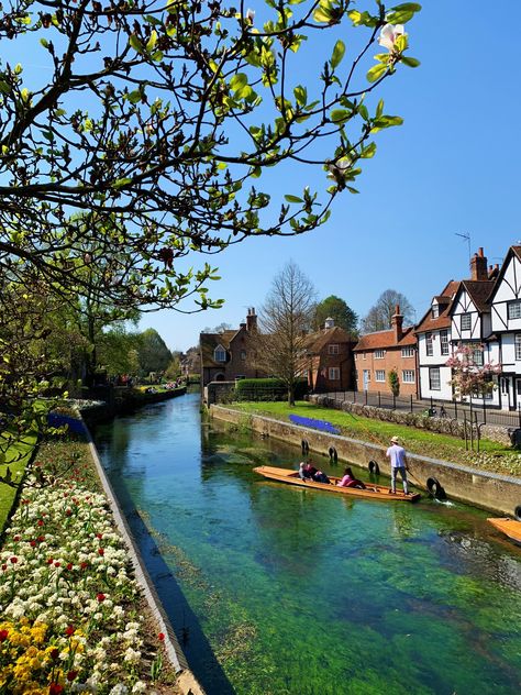 Punting in Canterbury Kent UK ||  Click the photo to know more 2019 Top Travel's Destination! Kent Uk Beautiful Places, Canterbury Aesthetic, Uk Villages, Canterbury Uk, Study Abroad England, England Nature, Kent Aesthetic, Uk Aesthetic, Uk Landscape