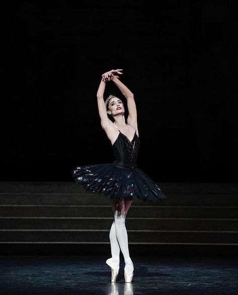 Swan Lake Ballet Black Swan, Ballet Black Swan, Black Swan Ballet, Emo Prom, Ballet Positions, Swan Lake Ballet, Hex Girls, Opera Ballet, Ballerina Barbie