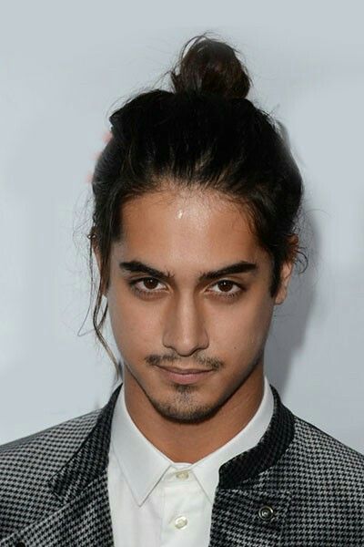 Man with his hair tied up Hairstyles Male, Man Bun Hairstyles, Avan Jogia, Top Knot Hairstyles, Men's Long Hairstyles, Bun Styles, Hair Knot, Long Nose, 2015 Hairstyles