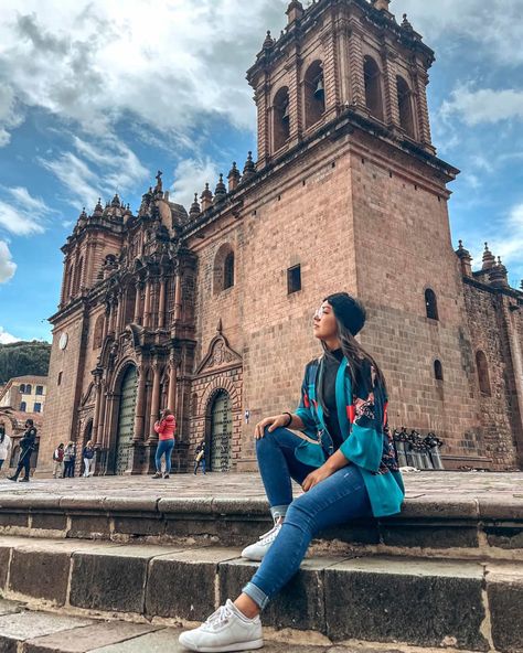 Cusco Peru Outfit, Tourist Poses, Cuzco Peru Outfit, Peru Outfit Travel For Women, Outfits Cusco Peru, Quito Ecuador Outfit, Trip Photo Ideas, Machu Picchu Outfit, Cusco Aesthetic