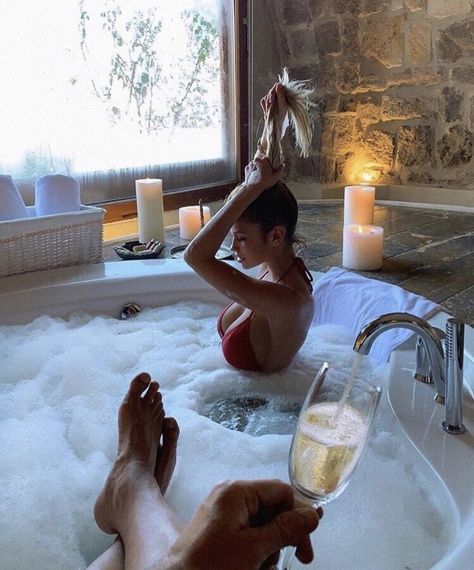 Couple Bathtub Aesthetic, Couples Bathtub, Bathtub Aesthetic, Natalee 007, Photo Voyage, Trik Fotografi, Photo Couple, Relax Time, Couple Aesthetic