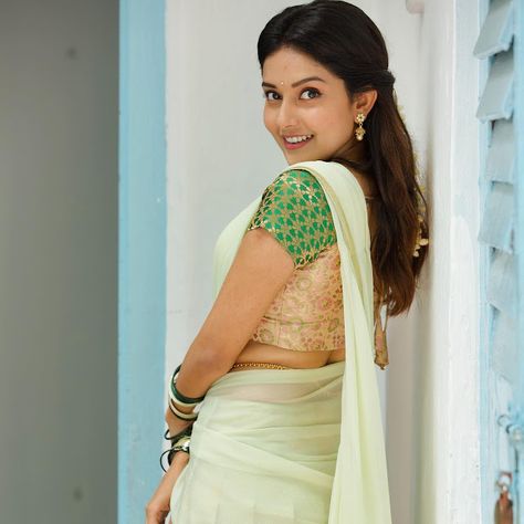 Mahima Nambiar, Indian Woman, Best Movies, Date Of Birth, Beautiful Smile Women, Indian Beauty Saree, Desi Beauty, Phone Number, Like You