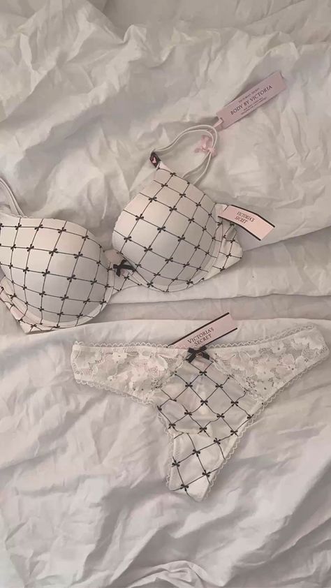 𝒫𝒾𝓃: 𝑔𝑜𝓁𝒹𝓈𝒽𝑜𝓇𝓉𝓎 💌 Intimo Victoria Secret, Coquette Vibes, Victorias Secret Set, Victoria Secret Outfits, Pretty Bras, Beautiful Angel, Cute Bras, Cute Lingerie, Girl Things