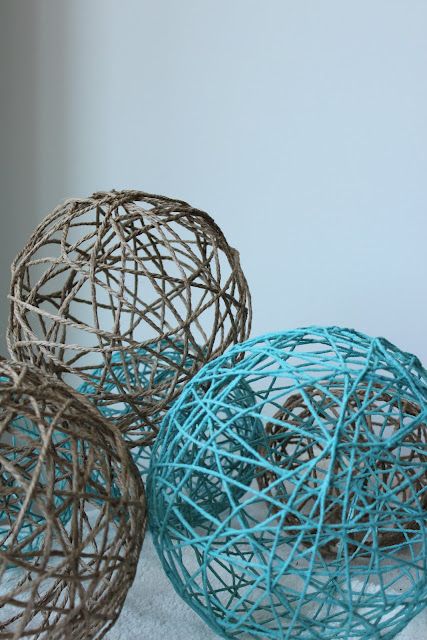 Yarn Balls - I could make those instead of the paper lanterns. Hantverk Diy, Yarn Balls, Decorative Balls, Party Deco, Paper Mache Crafts, Yarn Bowl, Yarn Diy, Yarn Ball, Diy Projects To Try