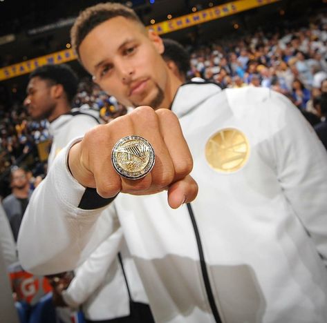 Stephen Curry with his Championship ring Golden State Warriors Cake, Golden State Warriors Outfit, Steph Curry Wallpapers, Stephen Curry Family, Nba Rings, Stephen Curry Wallpaper, Curry Wallpaper, Curry Nba, Stephen Curry Basketball