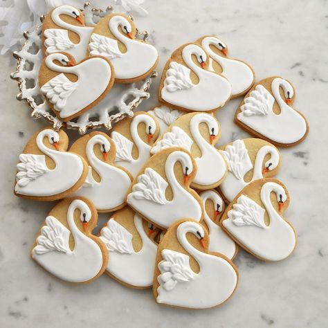 Swan Wedding Favours biscuit for Russel Brand. Eat My Cake London Swan Theme Wedding, Swan Lake Wedding Theme, Swan Wedding Theme, Swan Princess Wedding, Swan Wedding Cake, Swan Lake Wedding, Biscuit Wedding Favours, Wedding Biscuits, Disney Wedding Favors