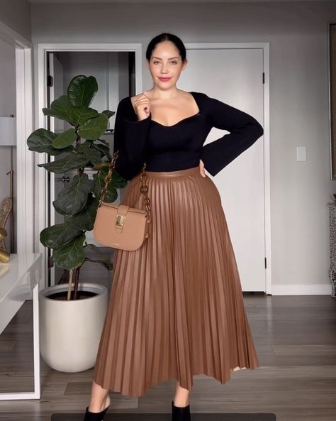 How To Style Pleated Skirt, Tanesha Awasthi, Cozy Wardrobe, 70s Inspired Outfits, Accordion Skirt, Diy Fashion Scarf, Modest Fashion Hijab, Look Plus Size, One Friend