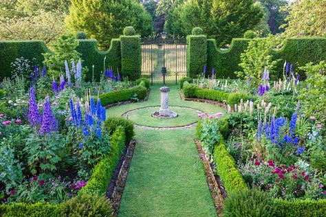 Explore the lush gardens of England’s famous Highgrove estate, the country home of His Royal Highness, Prince Charles Sundial Garden, Highgrove Garden, French Formal Garden, Knot Garden, Williamsburg Christmas, Formal Garden Design, Garden Playhouse, Courtyard Ideas, Small Courtyard