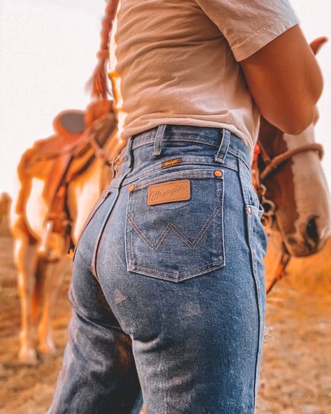 Wrangler Jeans Aesthetic, Punchy Fashion, Country Girl Outfits, Ffa Ideas, Wrangler Butts, Sir Francis Drake, Grunge Western, Western Photoshoot