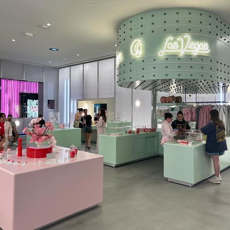 glossier 🧚🏻🍓🧁💋 Glossier Store, Club Lounge, Vacation Itinerary, Store Display, Store Design, News Design, Cali, Gq, Convenience Store