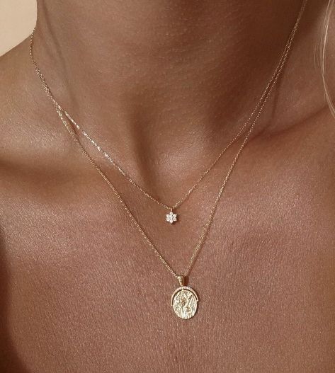 Dantiy Gold Necklace, Simple Layered Necklaces Gold, Brunette With Gold Jewelry, Aesthetic Everyday Jewellery 2023, Stacked Necklaces Gold Dainty, Simplistic Gold Jewelry, Gold Stacked Necklaces Simple, Dainty Necklace Layering, Everyday Gold Necklace Stack