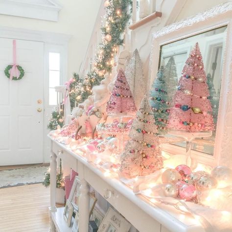 Christmas Aesthetic Pink, Aesthetic Pink Christmas, Pink Christmas Aesthetic, Pink Christmas Tree Decorations, Pastel Christmas Decor, Vintage Pink Christmas, Shabby Christmas, Pastel Christmas, Christmas Vibe