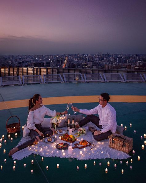 Date night ideas and candle light dinner Rooftop Picnic Ideas, Candles Light Dinner, Candle Light Dinner Romantic Couple, Candle Lit Picnic, Dinner Romantic Couple, Indoor Picnic Date, Candle Night Dinner, Romantic Home Dates, Elopement Picnic