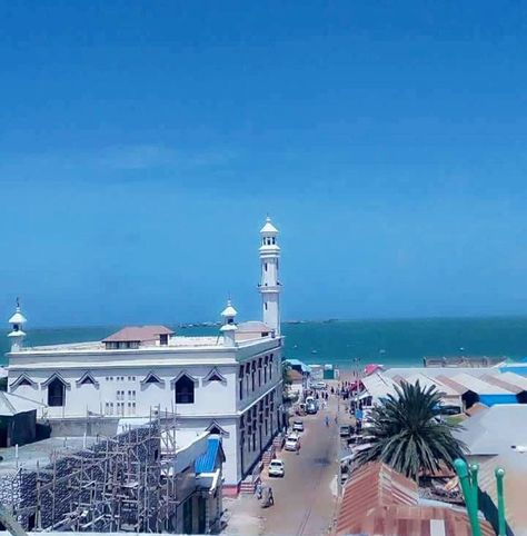 Masjidka Suuqweyne The Suuqweyne Mosque it is one of the oldest mosques in Kismayo Also Suuqweyne used to be the biggest market in Kismayo. #Somalia Somalia Mosque, Kismayo Somalia, Somali Flag Art, Somali Architecture, Somali History, Somali Aesthetic, Vintage Somalia, Somali Flag, Somali Culture