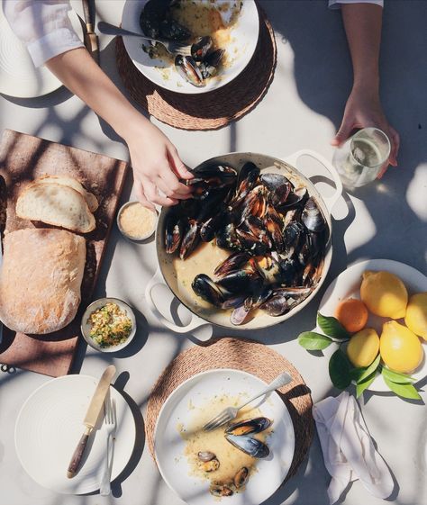 Mussels steamed in orange and fennel Fennel Recipe, Fennel Recipes, Mussels Recipe, Fig Recipes, Restaurant Photography, Drink Photography, Beautiful Food Photography, Food Photography Inspiration, Food Drink Photography