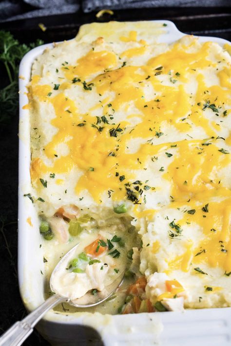 Shepherd's Pie with turkey OR chicken, fresh vegetables, creamy white gravy, and mashed potato topping. Gluten free comfort food the whole family will love!#glutenfreerecipe #shepherdspie #leftoverturkey #shreddedchicken #rotisseriechicken #thekitchengirl Chicken Shepherds Pie Easy, Sheppards Pie Recipe, Chicken Shepherd's Pie, Sheppard Pie, Gluten Free Comfort Food, Mashed Potato Casserole, Chicken Fresh, White Gravy, Chicken Ideas