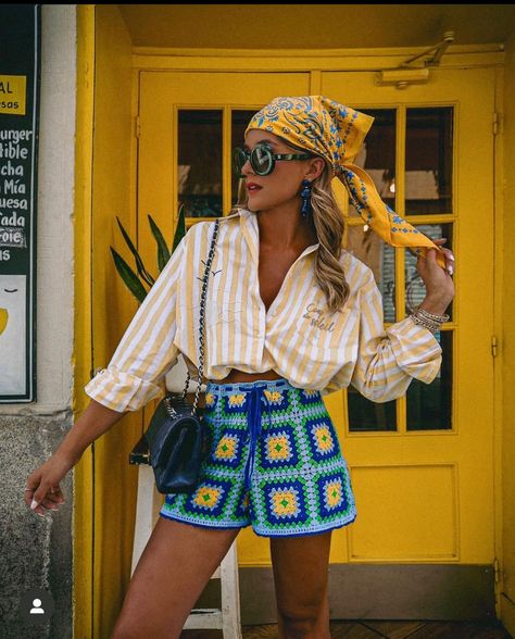 Colored Shorts Outfits, Italian Vacation Outfit, Colorful Summer Outfits, Chic Summer Outfits, Style Crush, Colorful Boho, Vacation Outfits, Fashion Colours, Spring Summer Outfits