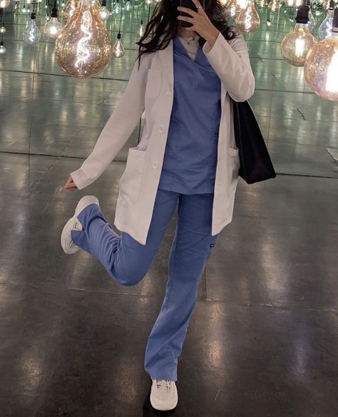 Doctor Inspired Outfit, Medical Student Outfit, Foto Doctor, School Aesthetics, Medical Life, Doctor Scrubs, Medical Scrubs Outfit, Aesthetic Doctor, Nursing School Motivation