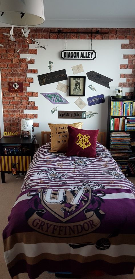 Harry Potter Living Room Decor, Harry Potter Living Room, Harry Potter Decor Ideas, Hogwarts Bedroom, Ideas For Your Room, Room Decor Items, Living Room Decor Items, Harry Potter Bedroom Decor, Harry Potter Theme Birthday