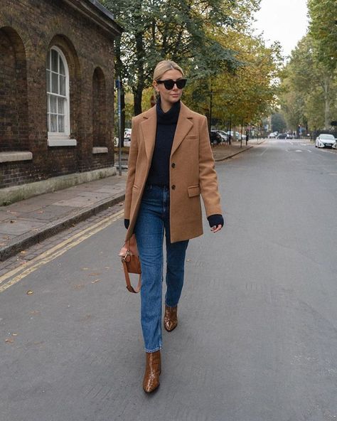 8 Items Every London Girl Has in Her Winter Wardrobe London Winter Fashion, Emma Hill, Straight Leg Jeans Outfits, Pijamas Women, Boots Outfit Ankle, Modern Hippie, Woman Walking, London Outfit, Blazer Outfit