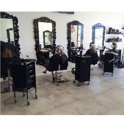 Cute Salon Ideas, Home Beauty Room, Stores Design, My Salon Suite, Small Salon, Gothic Hair, Home Hair Salons, Hairdresser Salon, Hair Salon Design