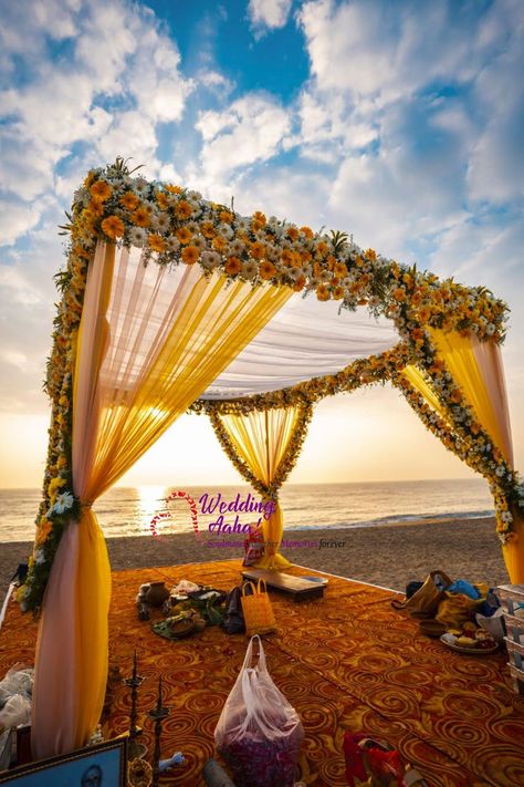 Mandap Decor Indian Outdoor, Simple Mandap Decor Indian, Simple Mandap, Mandap Decor Indian, Indian Beach Wedding, Hindu Wedding Decorations, Asian Wedding Decor, Outdoor Backdrops, Hindu Wedding Ceremony