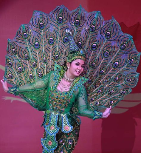 peacock dance Myanmar Traditional Dance, Peacock Dance, Peacock Costume, Dance Images, Myanmar Traditional, Boutique Ideas, Architecture Design Sketch, Costume Inspo, Queen Costume