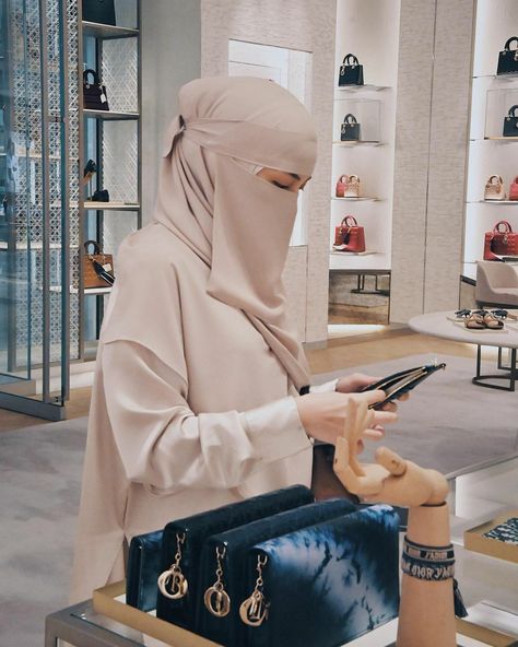 Neelofa Niqab Style, Neelofa Outfit Niqab, Neelofa Style, Niqab Dress, Niqab Outfit, Muslim Streetwear, Modest Muslim Outfits, Halal Outfits, Style Hijab Simple