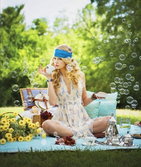 Tea time picnic Taylor Swift Fearless Album, Fearless Album, Taylor Swift Photoshoot, Taylor Swift Web, Estilo Taylor Swift, Taylor Swift Fearless, Web Photos, Pink Cupcakes, Soap Bubbles