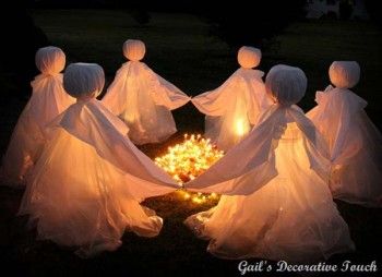 Circle of Ghosts holding hands with light in the middle making the ghosts glow. Haunted Ship, Dekorasi Halloween, Grave Yard, Halloween Decor Diy, Ghost Walk, Casa Halloween, Halloween Memes, Diy Halloween Decor, Halloween Garden