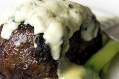 Boneless strip Steaks topped with Gorgonzola Sauce make a quick, easy and delicious dinner for family or guests. You can even make the sauce ahead. Gorgonzola Recipes, Good Steak Recipes, Easy Steak Fajitas, Gorgonzola Sauce, Filet Mignon Recipes, Flat Iron Steak, Easy Steak, Steak And Mushrooms, Bleu Cheese