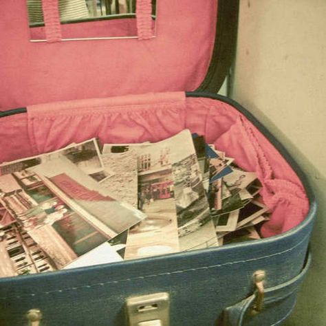 Old suitcase full of old polaroid photos Manic Pixie Dream Girl, Old Suitcases, Vintage Suitcases, Vintage Suitcase, Vintage Americana, Trailer Park, Sweet Memories, Happy Weekend, Vintage Love