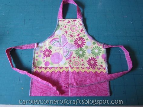 Apron Pattern Free, Apron Tutorial, American Girl Diy, American Girl Doll Diy, Apron Pattern, American Girl Patterns, Girl Apron, American Girl Doll Crafts, Doll Clothes Patterns Free