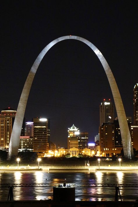 Gateway Arch is one of the most impressive monuments of our day with its simple stance does not go into exaggeration despite the developing technology. Gateway Arch, a product of Eero Saarinen's minimal architectural approach, can be seen as a continuation of the monumental American tradition, simple in form but impressive in technique. Eero Saarinen, St. While designing the monument in St. Louis, he was inspired by the catenary curve in mathematics. Arch Architecture, Gateway Arch, Famous Buildings, Eero Saarinen, Arches National Park, Famous Landmarks, Design Course, St Louis Mo, Project Design