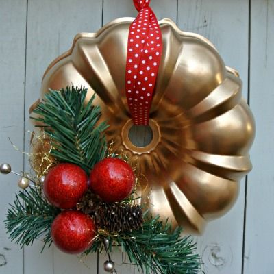 Spool Christmas Tree, Kitchen Wreaths, Alternative Christmas Trees, Yule Ornaments, Vintage Molds, Bundt Pans, Kitchen Wreath, Farmhouse Books, Tart Molds