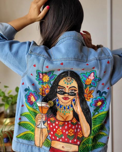 Wearing a work of art! This hand-painted denim jacket is a true masterpiece #handpainteddenim #jacket #trendingfashion #trendingstyle Denim Jacket Fabric Painting, Hand Painted Outfits, Fabric Painted Clothes, Fabric Painting On Denim, Denim Jacket Painting, Hand Painted Jacket, Hand Painted Denim, Girly Style Outfits, Fabric Paint Diy