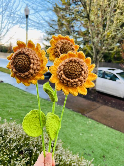 Excited to share this item from my #etsy shop: Crocheted double-layer sunflower, gradient color simulated sunflower, high quality gifts，Realistic Crocheted Double-Layer Sunflowers Sunflower Halloween, Crocheted Sunflower, Crochet Bouquet, Crochet Sunflower, Flowers Gifts, Flower Crochet, Art Textile, Birthday Gift For Her, Crochet Art