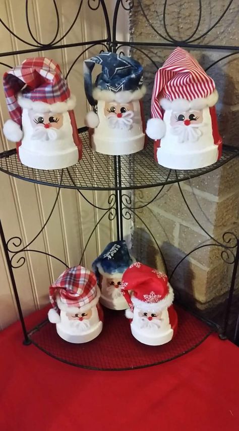 flower pot santas Christmas Candle Crafts, Terra Cotta Pot Crafts Diy, Terra Cotta Pot Crafts, Christmas Pots, Handmade Christmas Crafts, Christmas Crafts To Make, Easy Christmas Decorations, Christmas Clay, Diy Christmas Decorations Easy