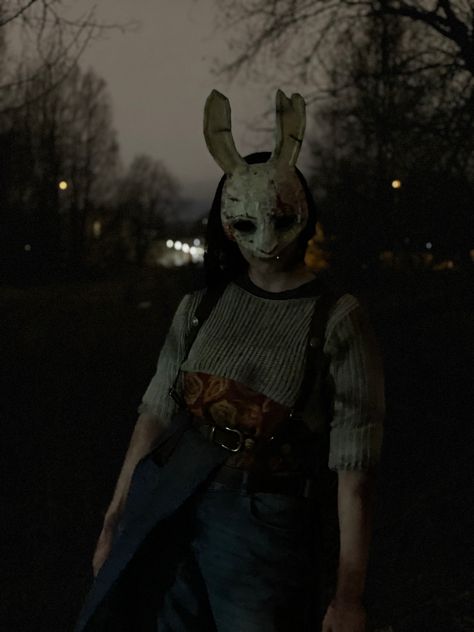 dead by daylight huntress cosplay in dark area with some bushes and trees The Huntress Dbd Cosplay, Halloween Costumes Video Games, Dbd The Huntress, Huntress Dead By Daylight, Dead By Daylight Huntress, Dead By Daylight Cosplay, Dbd Cosplay, Huntress Dbd, Huntress Cosplay