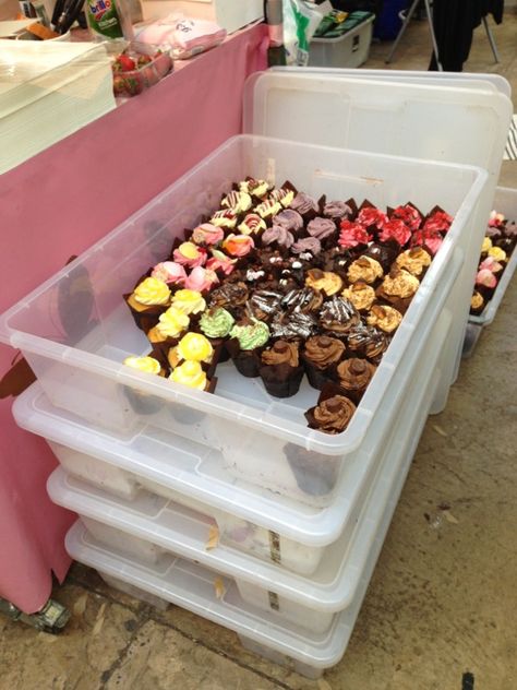 Cupcakes waiting to be sold at at George's market' eat all the food Cupcake Vendor Display, Farmers Market Cupcake Booth, Cupcake Stall Ideas, Cupcake Booth Ideas, Bakesell Ideas, Bakery Display Shelves, Wedding Expo Cake Booth Ideas, Vendor Signage Booth Ideas, Bakery Vendor Booth Display Ideas Food