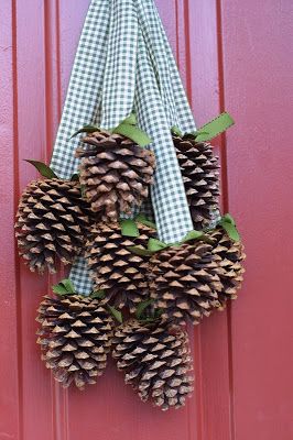 Diy Christmas Door Decorations, Pinecone Crafts Christmas, Pine Cone Wreath, Diy Christmas Door, Cone Wreath, Christmas Pine Cones, Diy Pinecone, Pine Cone Decorations, Cones Crafts