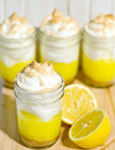 Mason Jar Lemon Meringue Pies - You won't believe how easy this mason jar recipe is. Really! Picnic Dishes, Mason Jar Desserts Recipes, Vegetarian Picnic, Easter Cake Easy, Meringue Pies, Picnic Parties, Healthy Picnic, Mason Jar Recipe, Ideas Picnic