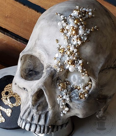 This easy how-to will turn a simple Halloween skull prop from meh to marvelous with some simple aging paint techniques, jewels, and beads. Glam Skull, Diy Skulls, Skull Crafts, Paint Techniques, Bone Art, Skull Painting, Sugar Skull Art, Gold Diy, Make Believe