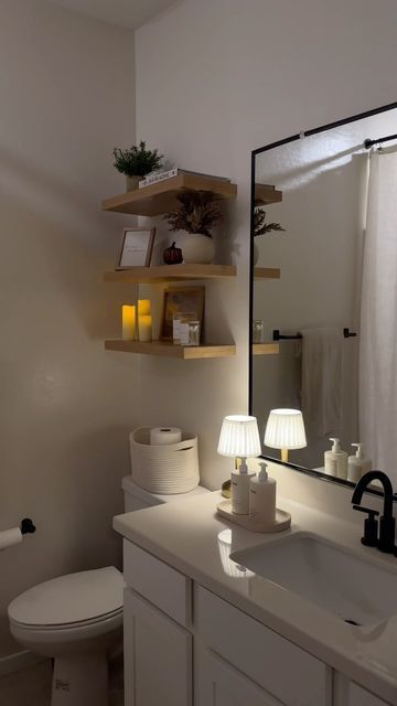 Bathroom Ideas Minimalist Small Spaces, Small Apartment Restroom Ideas, Zen Apartment Bathroom, Spa Bathroom Ideas Apartments, Clean Small Bathroom, Cozy Apartment Bathroom, Minimalist Bathroom Decor Ideas, Apartment Bathroom Inspiration, Unisex Bathroom Decor