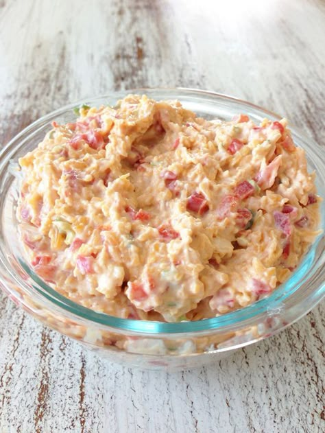 Skinny Pimento Cheese — The Skinny Fork Add jalapeños Pimento Cheese Recipe, Pimento Cheese Dip, Pimento Cheese Recipes, Pimento Cheese, Texas Girl, Sriracha Sauce, Cheese Dip, Weight Watchers Recipes, Low Calorie Recipes