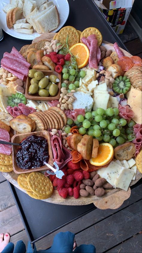 Charcuterie Board Anti Pasti Board, Anti Pasti Platte, Antipasto Plate, Antipasto Platter, Romantic Meals, Charcuterie Inspiration, Party Food Platters, Snack Board, Charcuterie Recipes