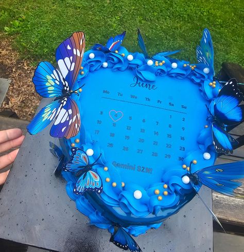 Gemini SZN....with this beautiful royal blue heart calendar cake with pretty butterflies 🦋 Happy Birthday 🎂 🥳 🎉 #chocolatecoveredstrawberries #indianabakery #margueritesbakeshop #bakingfromscratch #nwindianabaker #indianabaker #cakestagram🍰 #blackgirlsbake #chocolate #poundcakes #buttercreamgang #blackownedbusiness #whippedcream #cookies #buttercream #homemadebaker #sweettreats #decoratingcakes #chicagocakes #chicagobaker #Chicagotreats #chicagosweets #blackwork #bakery #explorepage#chicag... Calendar Cake, Gemini Szn, Royal Blue Heart, Heart Calendar, Heart Birthday Cake, Blue Birthday Cakes, Pretty Butterflies, Blue Birthday, Chocolate Covered Strawberries