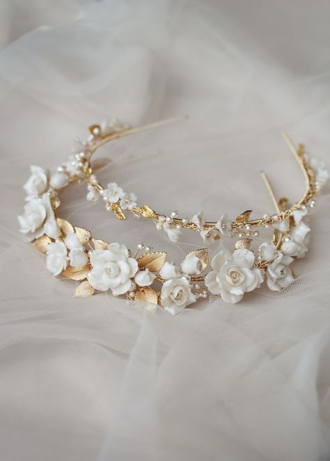 We've all oscillated between wanting timeless bridal hair accessories while also craving something a little different to capture who we are. Timeless Bridal Hair, Tiara With Flowers, Ellis Bridal, Gold Weddings, Bridal Floral Headpiece, Floral Hair Pieces, Headpiece Jewelry, Gold Headband, Bridal Headpiece